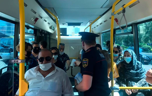 Bakı polisi maskalarla bağlı hərəkətə keçdi - FOTO