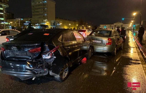 Bakıda "Niva" sürücüsü qəza törətdi - 4 avtomobil əzildi - FOTO