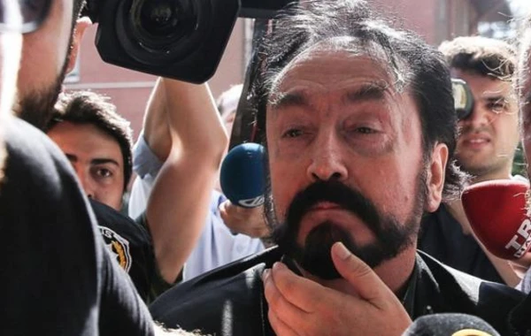 1075 il həbs cəzası alan Adnan Oktar həbsxanaya aparılarkən ağladı - FOTO