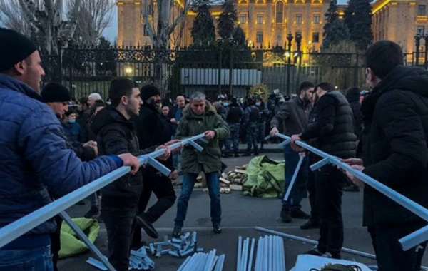 Ermənistan müxalifəti parlamentin binası qarşısında çadırlar qurur