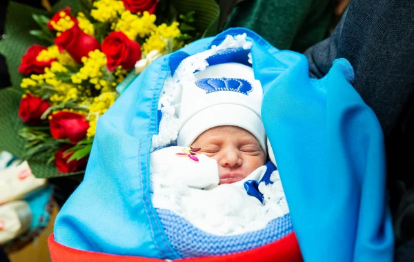 Daha bir şəhidin övladı doğuldu - Adına 5 min manatlıq hesab açılacaq - FOTO