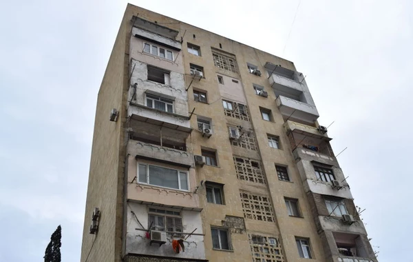 Bakıda göydən daş yağır: Aqlaylı binalar ölüm saçır - FOTO