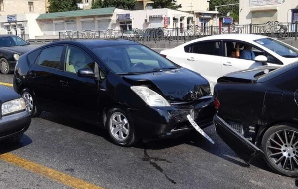 Bakıda taksi sürücüsü "Prius"u vurub aşırtdı - ANBAAN VİDEO