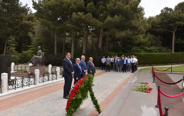 “Azpetrol” şirkəti ad günü münasibəti ilə Umummilli lider Heydər Əliyevin məzarını ziyarət edib