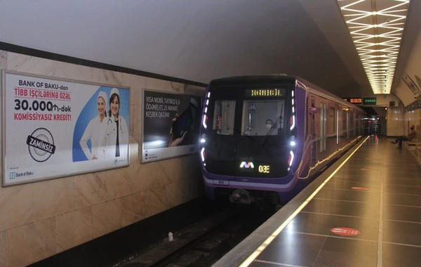 Bakı metrosunda halı pisləşən gənc qatar yoluna düşdü