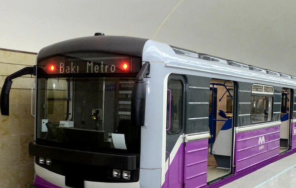 Bakı metrosunda qorxulu anlar - Qadın qatar yoluna yıxıldı