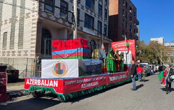 Nyu-Yorkda Zəfər Günü münasibətilə avtoyürüş keçirilib, Azərbaycan və ABŞ bayraqları ucaldılıb - FOTO