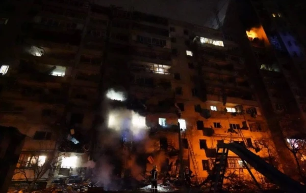 Kiyevdə raket qalıqları yaşayış binasına düşüb - FOTO/VİDEO