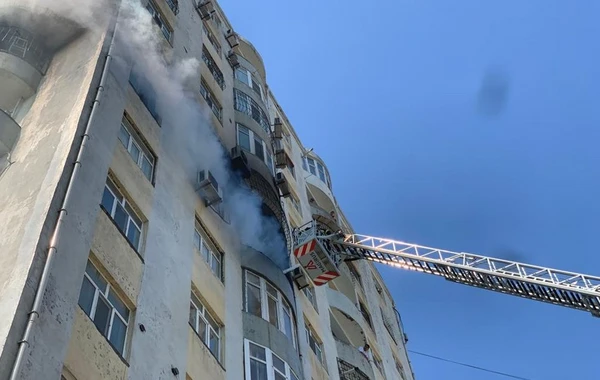 Bakıda çoxmərtəbəli yaşayış binasındakı yanğın söndürülüb - YENİLƏNİB - VİDEO