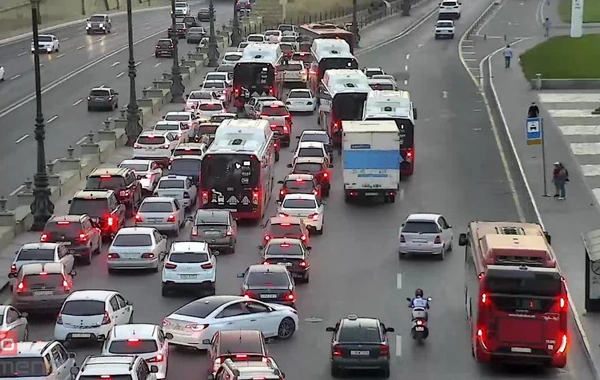 Sərnişinlərin NƏZƏRİNƏ: Bakıda onlarla avtobus tıxacda qaldı