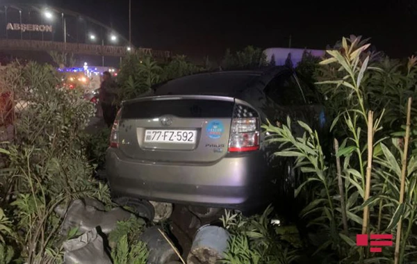 Yuxuluyan taksi sürücüsü Bakı-Sumqayıt yolunda qəza törətdi - FOTO