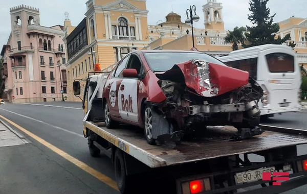 Yuxulayan "Prius” sürücüsü işıq dirəyinə çırpıldı - FOTO