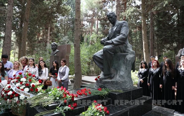 Üzeyir Hacıbəylinin məzarı ziyarət olunub - FOTO