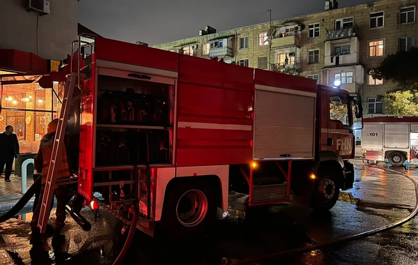 Bakıda beşmərtəbəli yaşayış binasında yanğın olub - FOTO/VİDEO