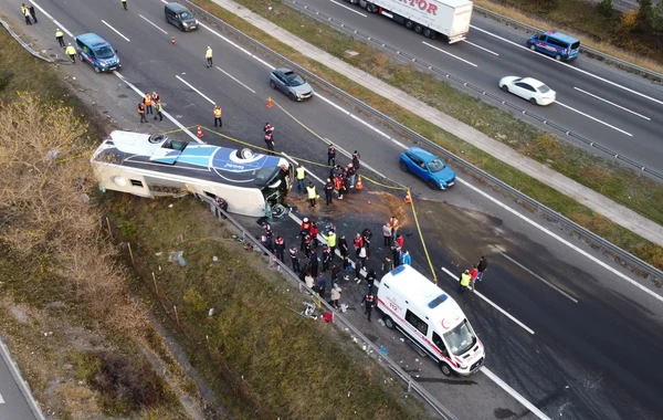 Türkiyədə sərnişin avtobusu aşdı: 3 ölü, 32 yaralı - FOTO/VİDEO