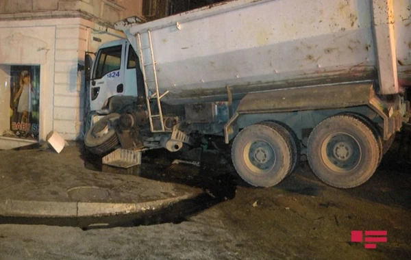 Bakıda yük avtomobili qəza zamanı binaya çırpılıb, xəsarət alanlar var - FOTO