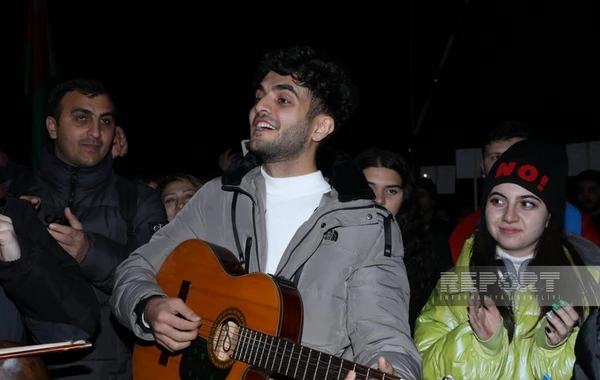 Xankəndi-Laçın yolunda aksiya iştirakçıları vətənpərvərlik mahnılar ifa edirlər - FOTO