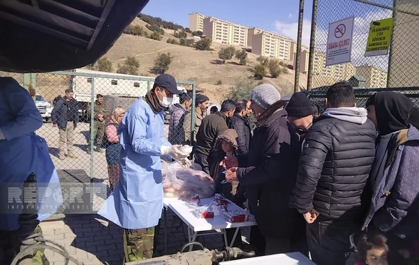 Azərbaycanın xilasediciləri Kahramanmaraşda səhra mətbəxi qurub, zərərçəkmişlərə yeməklər hazırlanıb - FOTO