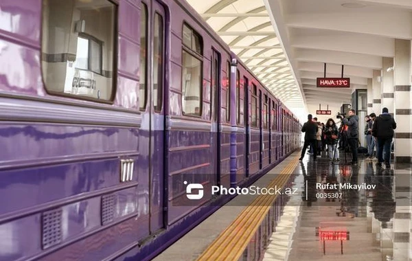 Metroda sərnişin relslərin üzərinə düşüb