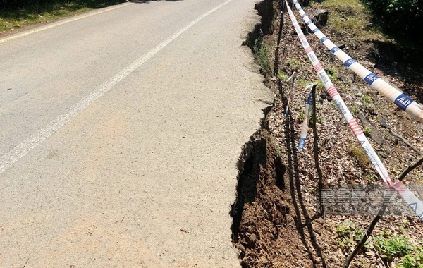 Azərbaycanda torpaq sürüşməsi - 7 kəndi birləşdirən yolun bir hissəsi çökdü - FOTO