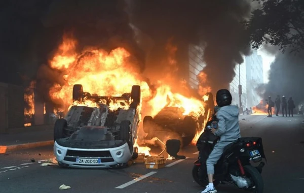 Paris regionunda iğtişaşlar zamanı 20 avtobus yandırılıb