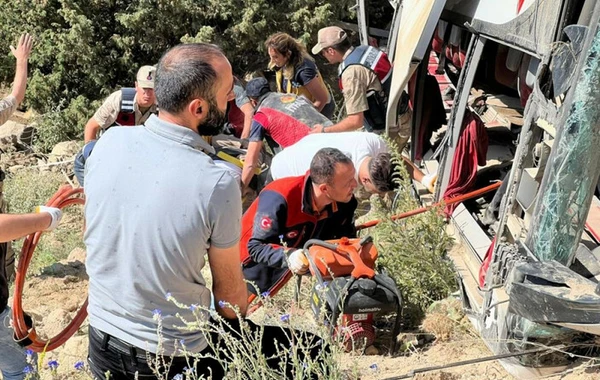 Türkiyədə sərnişin avtobusu 50 metr hündürlükdən aşdı: 7 ölü, 22 yaralı - YENİLƏNİB - VİDEO