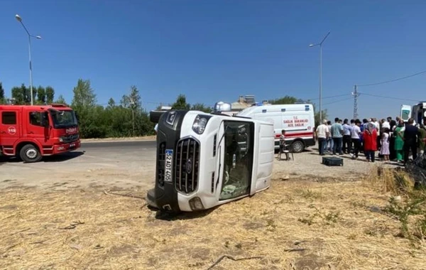 Türkiyədə mikroavtobus aşdı: Çox sayda yaralı var