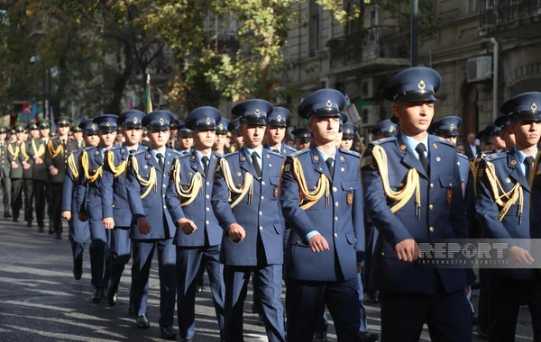 Zəfər Günü münasibətilə Bakıda hərbçilərin yürüşü keçirilib - FOTO/VİDEO - YENİLƏNİB