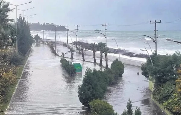 Sahildə fırtına, Şərqdə qar - Türkiyə qeyri-sabit havanın ağuşunda - FOTO