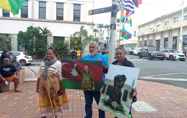 Yeni Kaledoniyada aksiyada Azərbaycan Prezidentinin və "Dəmir Yumruğun" plakatları qaldırılıb - FOTO