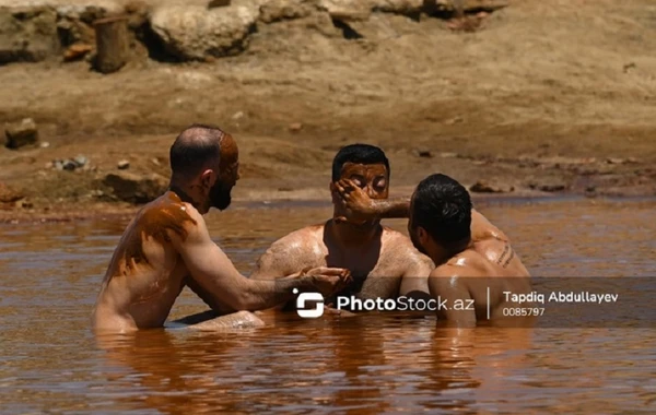 Palçıqla "bəzənən" insanlar: Bakıda qeyri-adi gölə axın başlayıb - FOTO