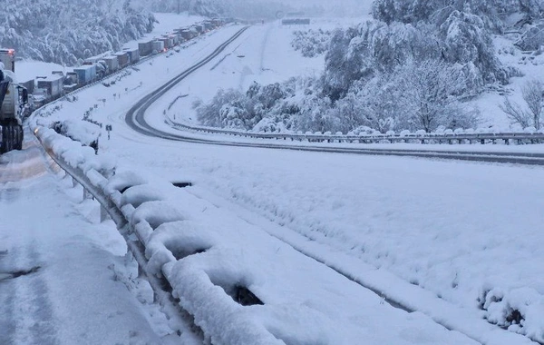 CAR-a 2 metr hündürlüyündə qar yağdı: Maşınlar yolda qaldı