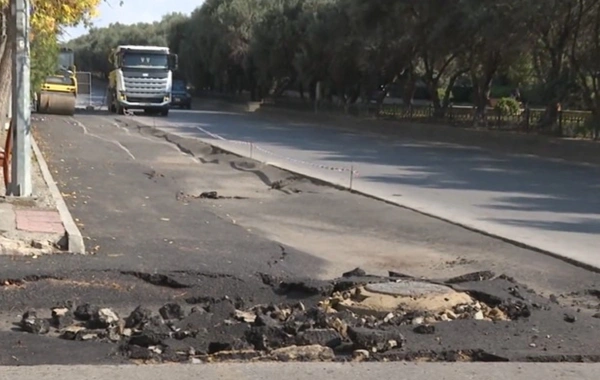 Bakıda yeni asfaltlanan yol ÇÖKDÜ