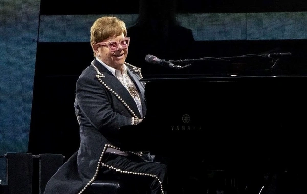 Elton Con görmə qabiliyyətini itirib