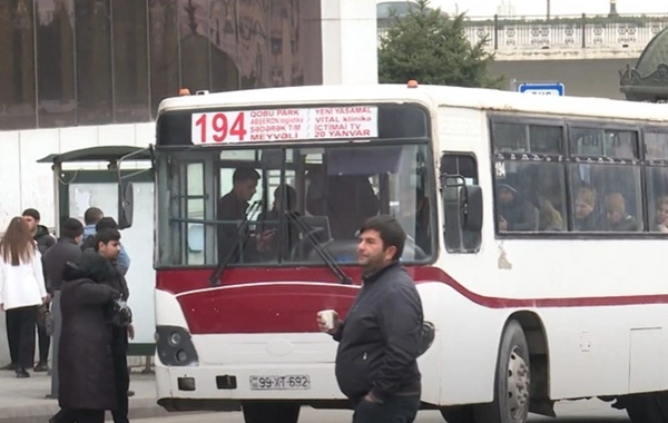 Sərnişinlər avtobusdan, daşıyıcı şirkət isə sərnişinlərdən NARAZILIQ edirlər