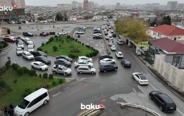 Дорожный парадокс в Баку: разрешенная полоса пустует, а пробки растут