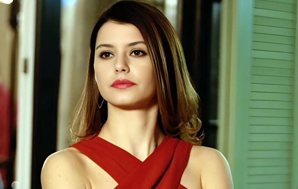 Beren Saat 15 milyon qonorara görə çılpaq səhnələrə çəkilməyə razı oldu