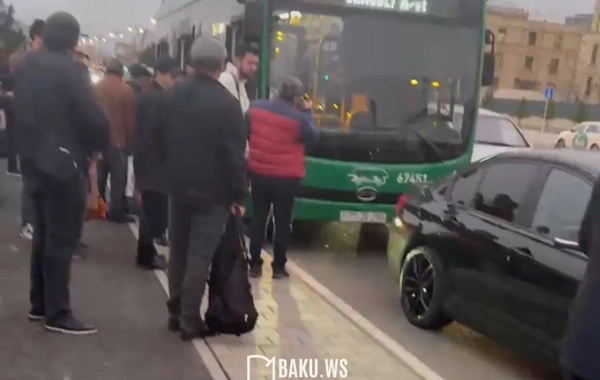 Bakıda avtobusla minik maşını toqquşdu