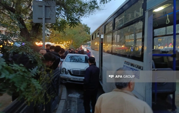 Bakıda sərnişin avtobusu ilə minik maşını toqquşub