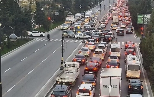 Bakının bir sıra yollarında tıxac yaranıb