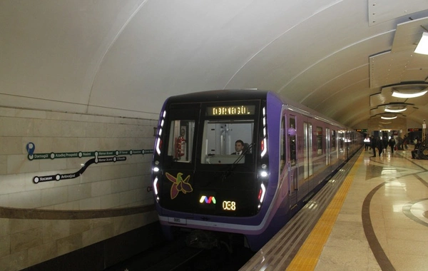 Bakı metrosunda sərnişin relslərin üstünə yıxılıb, qatarların hərəkəti dayanıb