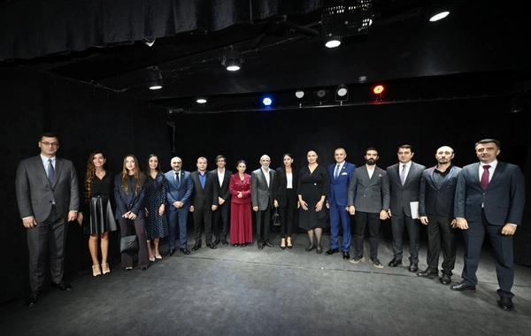 Mehriban Əliyeva Pantomim Teatrında olub