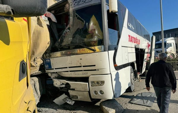 Yevlaxda sərnişin avtobusu TIR-a çırpılıb: Yaralı var