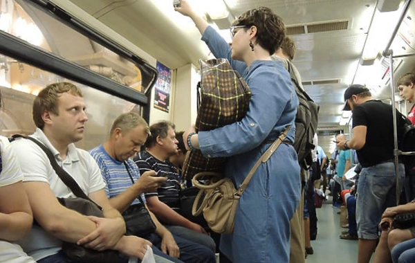 Moskva metrosunda qadına yer verməyən sərnişin bıçaqlandı