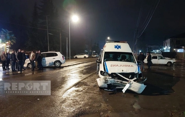 Lənkəranda təcili yardım avtomobili qəzaya düşüb: Yaralılar var