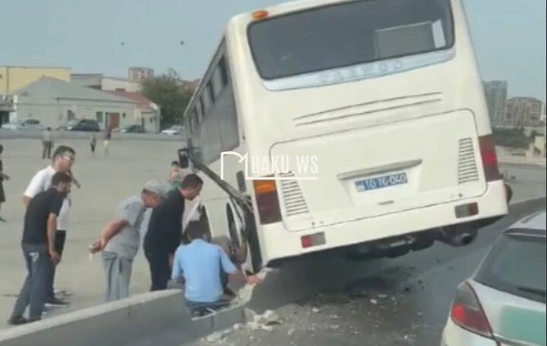 Bakıda avtobus qəzaya uğrayıb