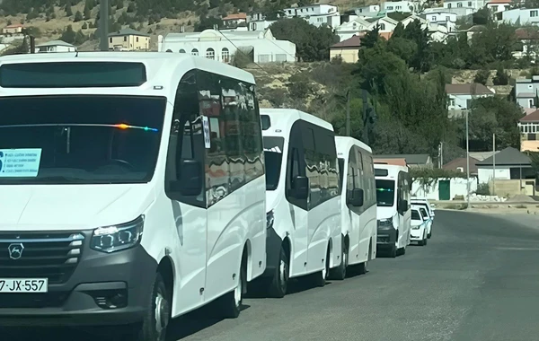 В Баку предприниматель проколол шины новых автобусов своего конкурента