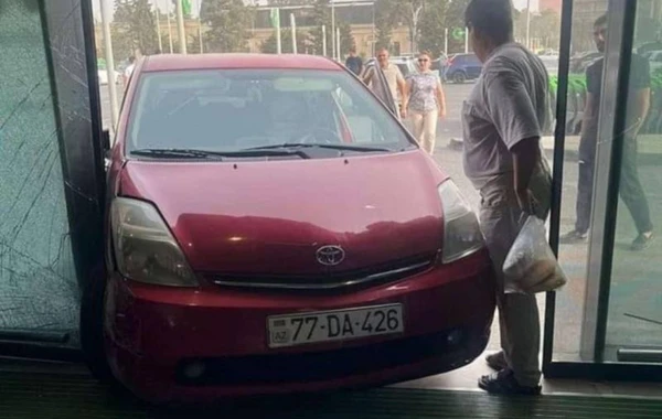 В Баку Prius врезался в магазин