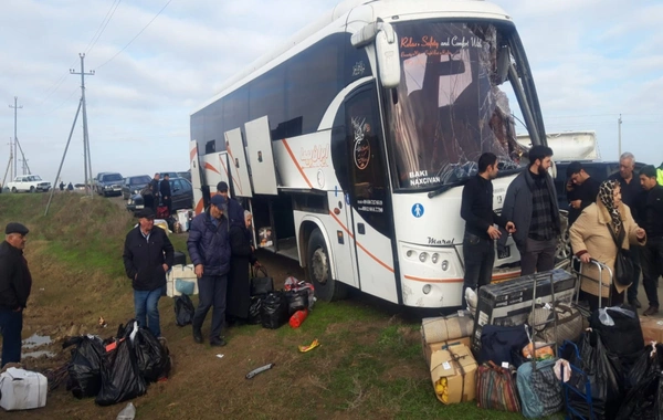 Biləsuvarda Naxçıvadan gələn avtobusla "Kamaz" toqquşub, xəsarət alanlar var