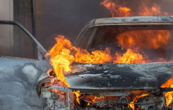 Bakıda "Toyota" markalı minik avtomobili yanıb